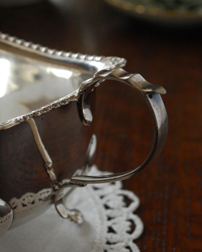 アンティーク シルバー製　アンティーク雑貨　英国輸入の銀食器、アンティークシルバーのシュガーポット。アンティークのため、多少の欠け・傷がある場合がありますが、使用上問題はありませんので、ご了承下さい。(k-1976-z)