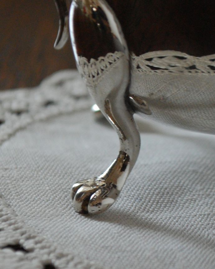 アンティーク シルバー製　アンティーク雑貨　英国輸入の銀食器、アンティークシルバーのシュガーポット。脚の先のデザインまでこだわっています。(k-1976-z)