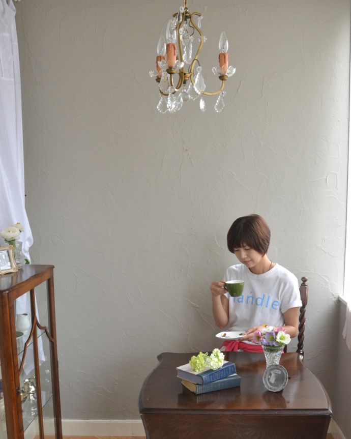 シャンデリア 照明・ライティング フランスで見つけたアンティークシャンデリア(3灯)(E17シャンデリア球付) 。こんなシャンデリアの下だと、本を読んだりお茶する時間がワクワクしそうです!。(k-1997-z)