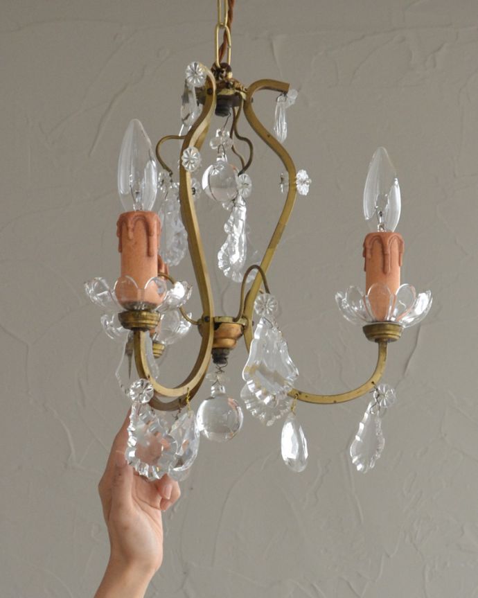 シャンデリア 照明・ライティング フランスで見つけたアンティークシャンデリア(3灯)(E17シャンデリア球付) 。引っ掛けシーリングタイプでお届けしますので、リビングやダイニングテーブルの上などお好きな場所に女性でも簡単に取り付けることができます。(k-1997-z)