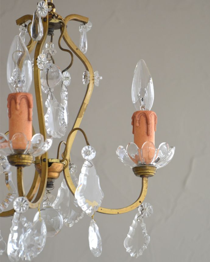 シャンデリア 照明・ライティング フランスで見つけたアンティークシャンデリア(3灯)(E17シャンデリア球付) 。昼間は灯りをつけなくても、太陽の光でガラスがキラキラと輝きます。(k-1997-z)