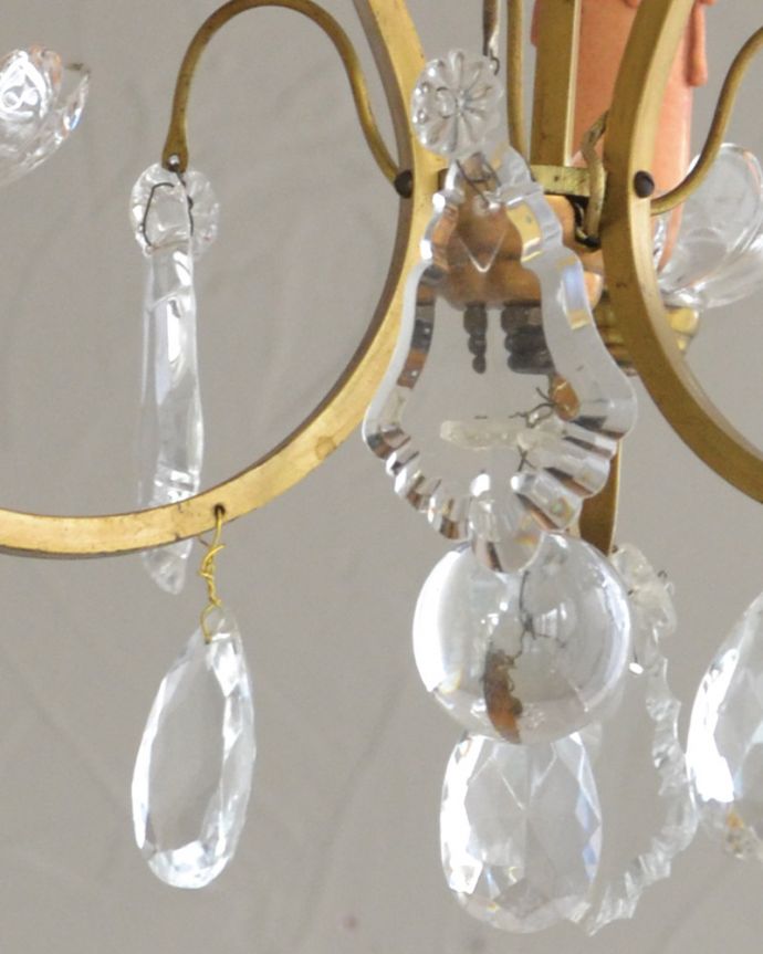 シャンデリア 照明・ライティング フランスで見つけたアンティークシャンデリア(3灯)(E17シャンデリア球付) 。お花や大小様々なダイヤカットのガラスビーズがキレイに輝きます。(k-1997-z)