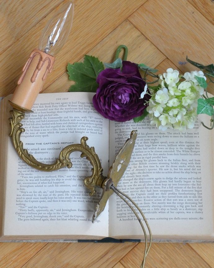 壁付けブラケット　照明・ライティング　真鍮のアンティークブラケット、１灯タイプのウォールランプ（Ｅ17シャンデリア球付）。※配線に直結するので、電気屋さんによる取り付け工事が必要です。(k-2004-z)