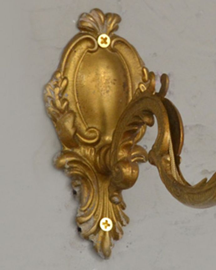 壁付けブラケット　照明・ライティング　真鍮のアンティークブラケット、１灯タイプのウォールランプ（Ｅ17シャンデリア球付）。真鍮ならではの年月で経た深い味わいが出ています。(k-2004-z)