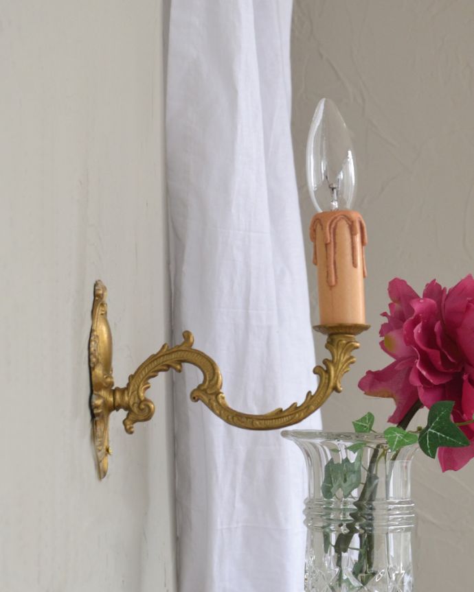 壁付けブラケット　照明・ライティング　真鍮のアンティークブラケット、１灯タイプのウォールランプ（Ｅ17シャンデリア球付）。ウォールアクセサリーにもなる素敵なアンティークの照明器具です。(k-2004-z)