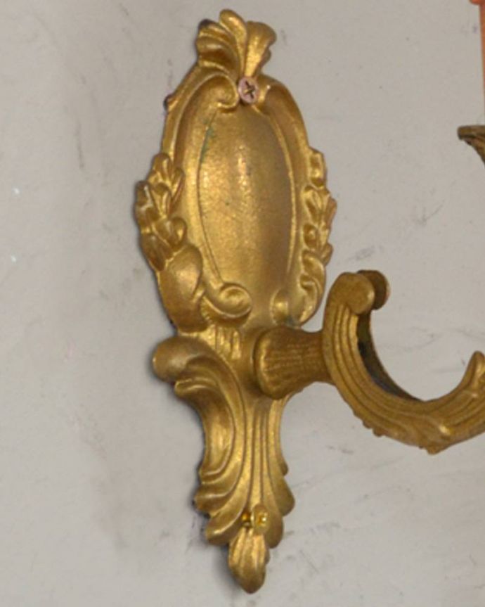 壁付けブラケット 照明・ライティング 1灯タイプのアンティークブラケット、落ち着いた真鍮のウォールランプ(E17シャンデリア球付)。真鍮ならではの年月で経た深い味わいが出ています。(k-2005-z)