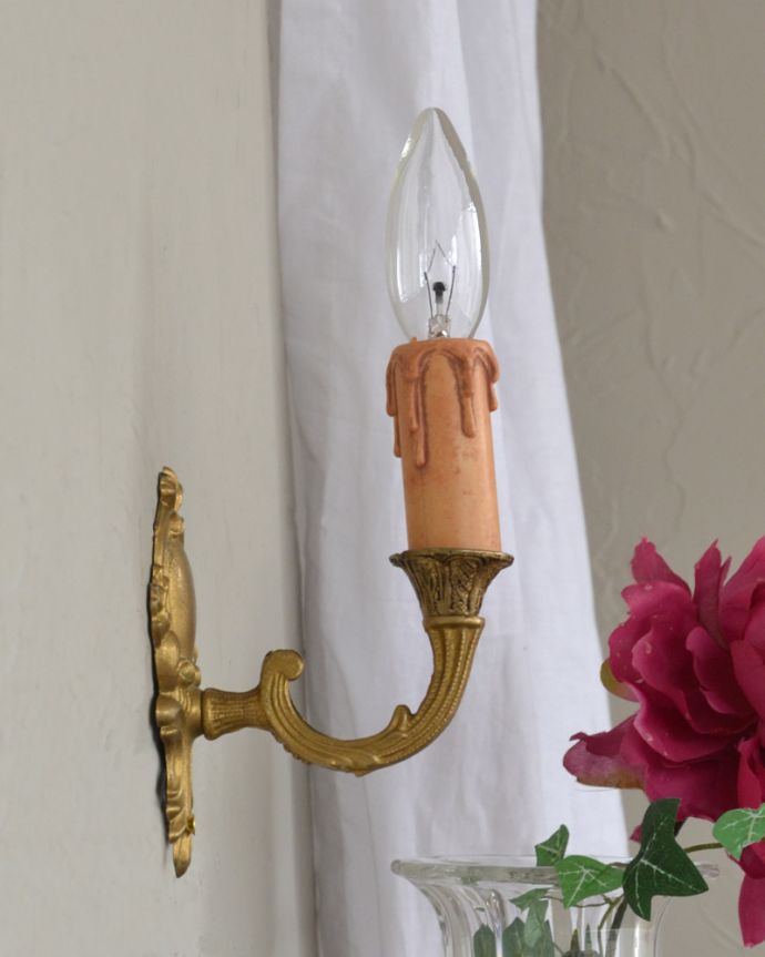 壁付けブラケット 照明・ライティング 1灯タイプのアンティークブラケット、落ち着いた真鍮のウォールランプ(E17シャンデリア球付)。ウォールアクセサリーにもなる素敵なアンティークの照明器具です。(k-2005-z)
