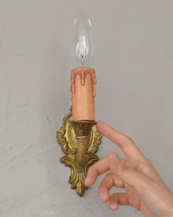 壁付けブラケット 照明・ライティング 1灯タイプのアンティークブラケット、落ち着いた真鍮のウォールランプ(E17シャンデリア球付)。しっかりオーバーホウルをしたので、ご安心下さい。(k-2005-z)