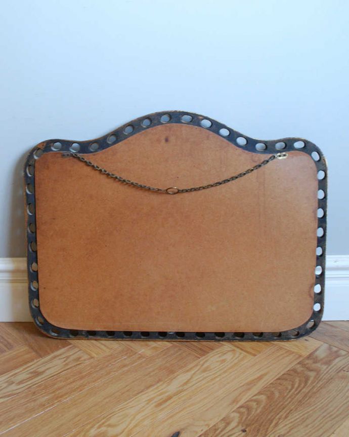 アンティーク ミラー（鏡）　アンティーク雑貨　ゴールドの装飾と上品な高級感、横長のアンティークミラー 。壁に取り付けられるように金具が付いています。(k-2013-z)