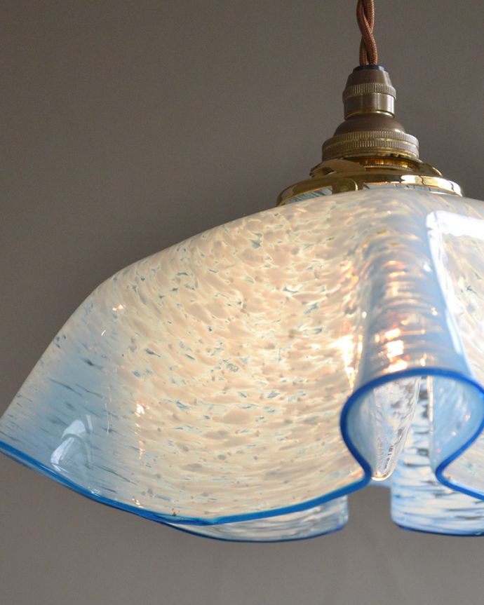 ペンダントライト 照明・ライティング マーブル模様がキレイなアンティーク シェード(コード・シャンデリア電球・ギャラリーA付き)。アンティークのミルクガラスは、光を通すとなんとも言えないステキな雰囲気でお部屋を照らしてくれます。(k-2016-z)