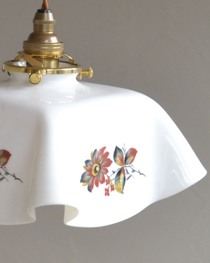 ペンダントライト　照明・ライティング　オリエンタルな色合いのアンティーク　シェード（コード・シャンデリア電球・ギャラリーA付き）。シェードは、アンティークのため、誤差があったり、キズ、汚れが入っている場合もあります。(k-2017-z)