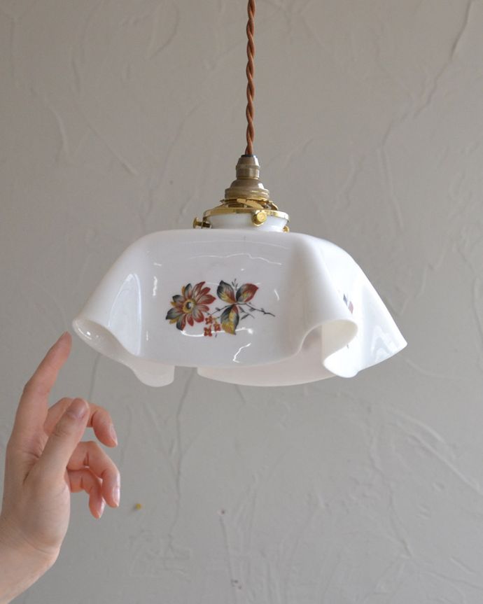 ペンダントライト　照明・ライティング　オリエンタルな色合いのアンティーク　シェード（コード・シャンデリア電球・ギャラリーA付き）。※こちらのシェードのみは販売していません。(k-2017-z)