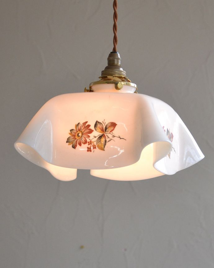 ペンダントライト　照明・ライティング　オリエンタルな色合いのアンティーク　シェード（コード・シャンデリア電球・ギャラリーA付き）。１つでも存在感たっぷり。(k-2017-z)