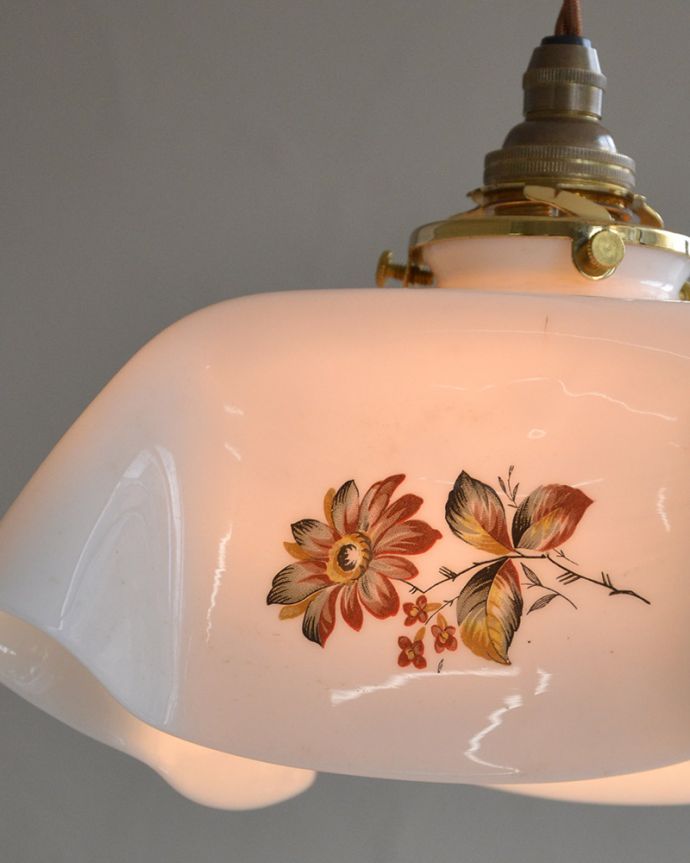 ペンダントライト　照明・ライティング　オリエンタルな色合いのアンティーク　シェード（コード・シャンデリア電球・ギャラリーA付き）。アンティークのミルクガラスは、光を通すとなんとも言えないステキな雰囲気でお部屋を照らしてくれます。(k-2017-z)