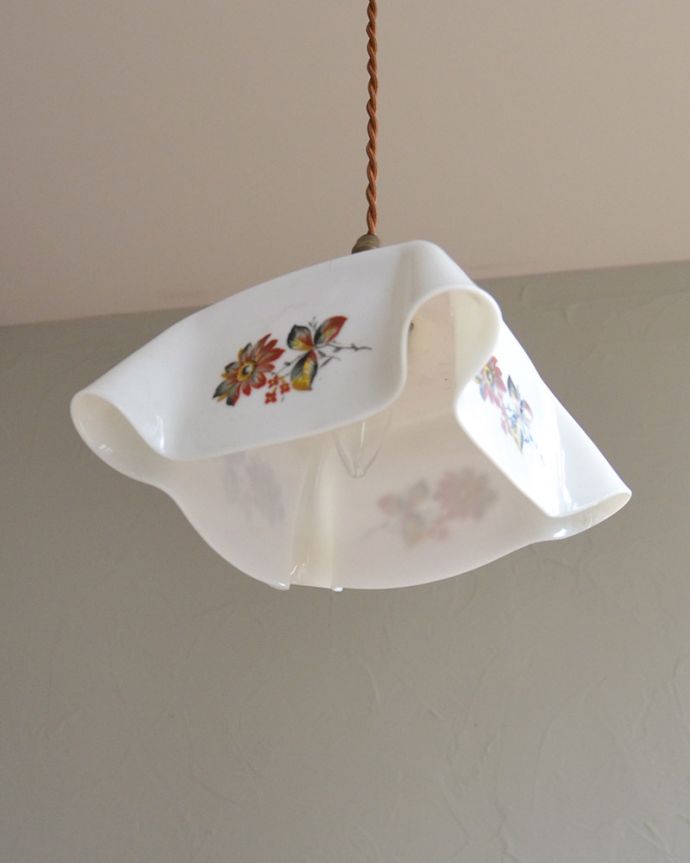 ペンダントライト　照明・ライティング　オリエンタルな色合いのアンティーク　シェード（コード・シャンデリア電球・ギャラリーA付き）。とっても可愛い形のシェードです。(k-2017-z)