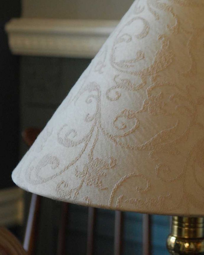 スタンドライト　照明・ライティング　イギリス輸入アンティーク　テーブルランプ(１灯)（Ｅ17シャンデリア球付）。電気を付けると・・・シェードを通した灯りは、とっても柔らか。(k-2018-z)