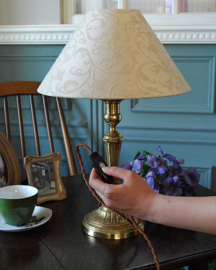 スタンドライト　照明・ライティング　イギリス輸入アンティーク　テーブルランプ(１灯)（Ｅ17シャンデリア球付）。スイッチはコード部分に付いています。(k-2018-z)