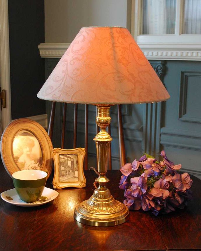 スタンドライト　照明・ライティング　イギリス輸入アンティーク　テーブルランプ(１灯)（Ｅ17シャンデリア球付）。真鍮製の美しいスタンドです。(k-2018-z)