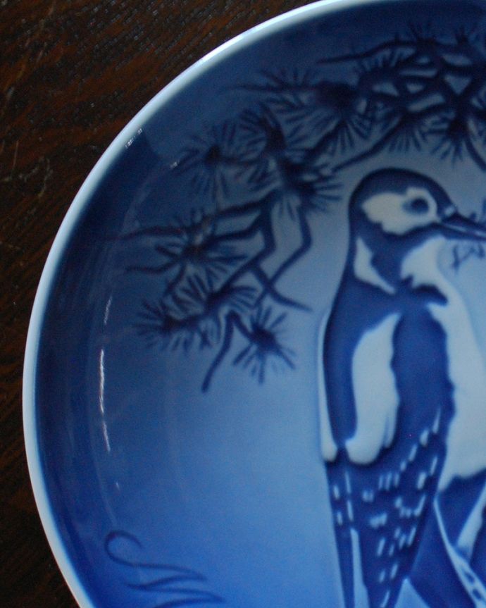 アンティーク 陶磁器の雑貨　アンティーク雑貨　ビングオーグレンダールのマザーズディ・プレート（キツツキの親子）。高級感のあるブルーです。(k-2023-z)