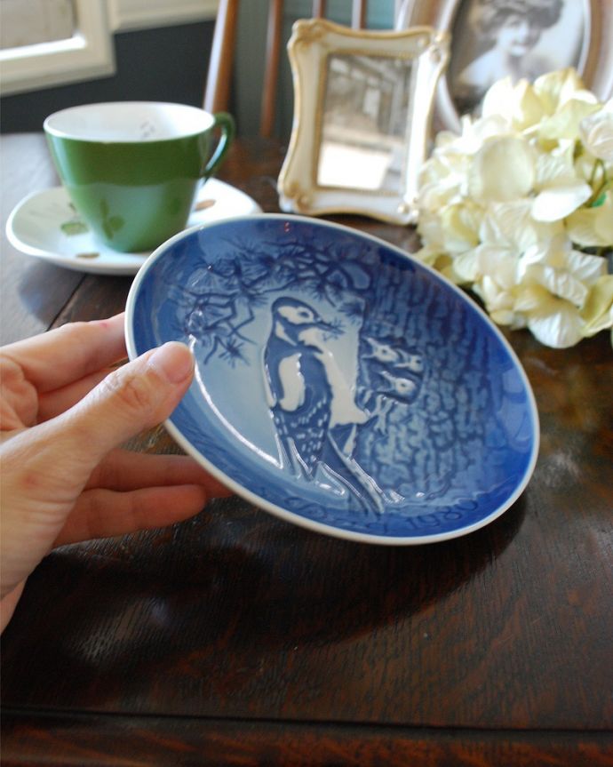 アンティーク 陶磁器の雑貨　アンティーク雑貨　ビングオーグレンダールのマザーズディ・プレート（キツツキの親子）。小さいので気軽に飾れます。(k-2023-z)