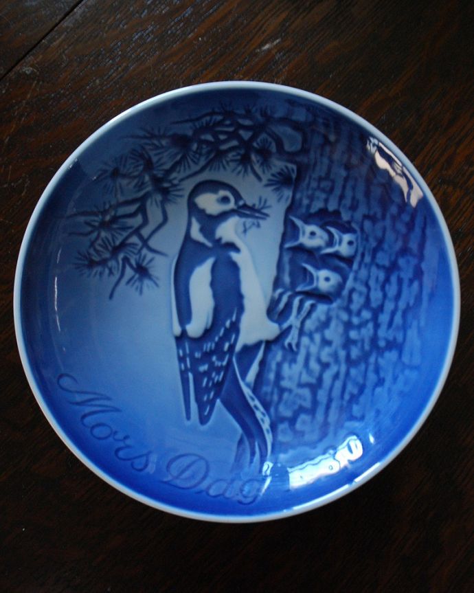 アンティーク 陶磁器の雑貨　アンティーク雑貨　ビングオーグレンダールのマザーズディ・プレート（キツツキの親子）。アンティークなので多少のキズ・汚れがある場合があります。(k-2023-z)