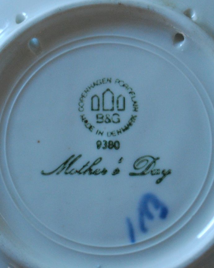 アンティーク 陶磁器の雑貨　アンティーク雑貨　ビングオーグレンダールのマザーズディ・プレート（キツツキの親子）。ロゴがプリントされています。(k-2023-z)