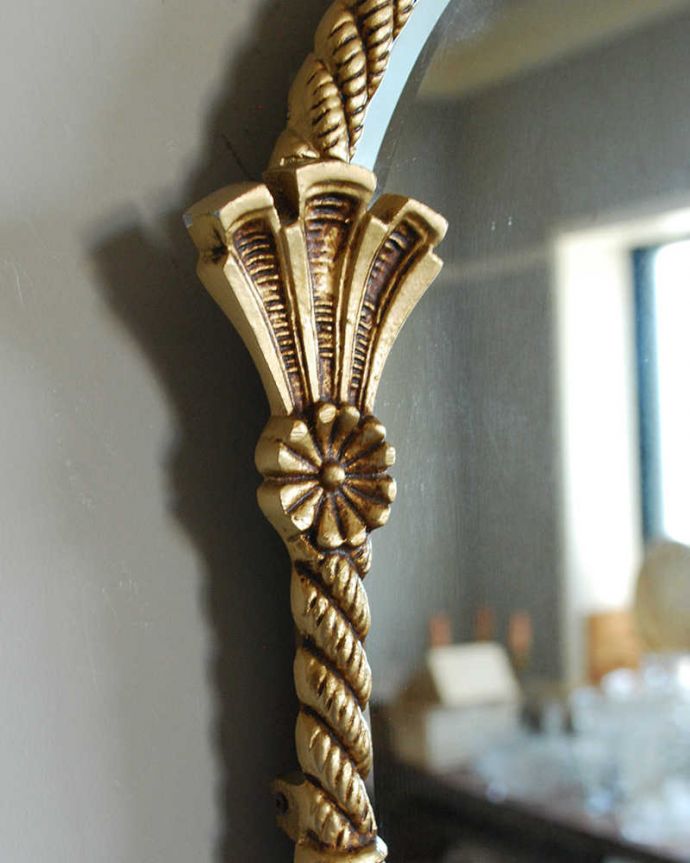 アンティーク ミラー（鏡）　アンティーク雑貨　イギリスからのゴールドの装飾が美しいアンティークミラー。エレガントな装飾で縁取られた美しいミラー。(k-2029-z)