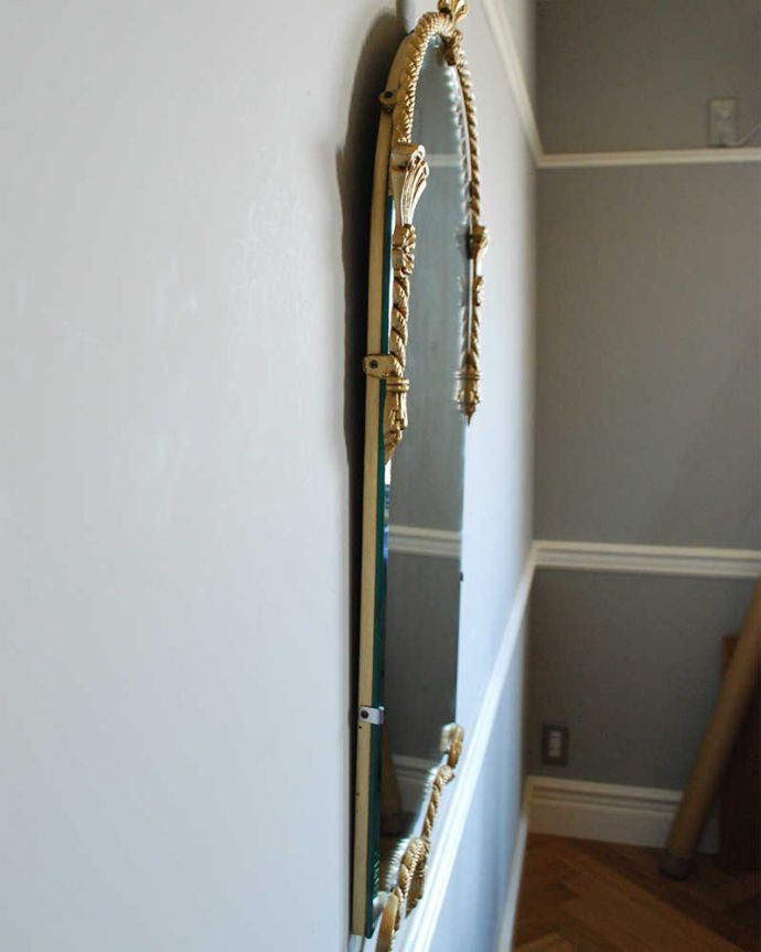 アンティーク ミラー（鏡）　アンティーク雑貨　イギリスからのゴールドの装飾が美しいアンティークミラー。アンティークのミラーは重みがあります。(k-2029-z)