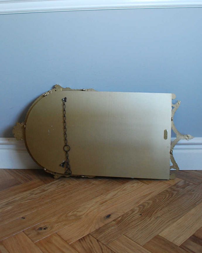 アンティーク ミラー（鏡）　アンティーク雑貨　イギリスからのゴールドの装飾が美しいアンティークミラー。壁に取り付けられるように金具が付いています。(k-2029-z)