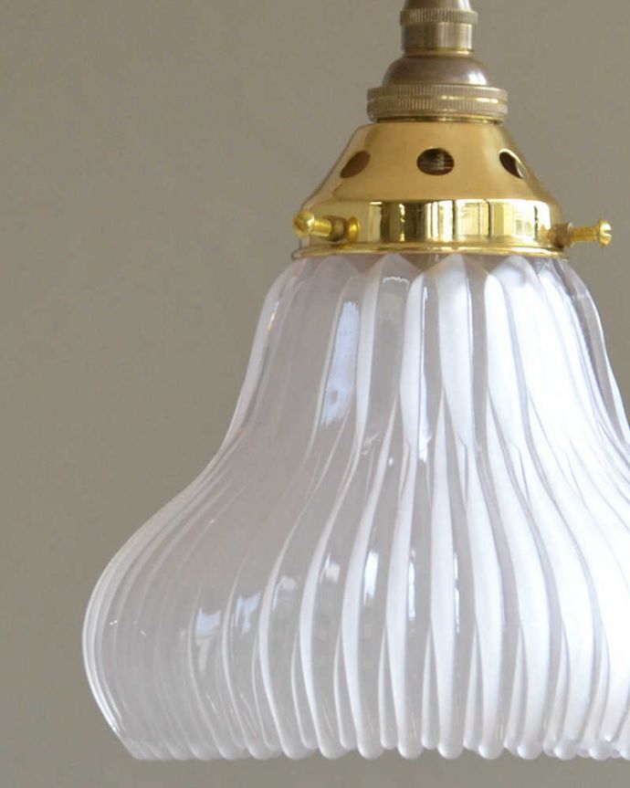 ペンダントライト　照明・ライティング　丸みのある可愛いデザイン、アンティークペンダントライト（コード・シャンデリア電球・ギャラリーD付き）。シェードは、アンティークのため、誤差があったり、キズ、汚れが入っている場合もあります。(k-2035-z)