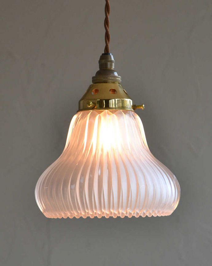 ペンダントライト　照明・ライティング　丸みのある可愛いデザイン、アンティークペンダントライト（コード・シャンデリア電球・ギャラリーD付き）。１つでも存在感たっぷり。(k-2035-z)