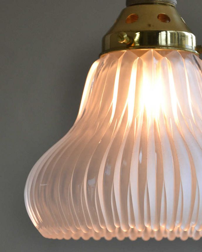 ペンダントライト　照明・ライティング　丸みのある可愛いデザイン、アンティークペンダントライト（コード・シャンデリア電球・ギャラリーD付き）。アンティークのガラスは、光を通すとなんとも言えないステキな雰囲気でお部屋を照らしてくれます。(k-2035-z)