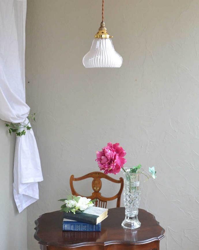 ペンダントライト　照明・ライティング　丸みのある可愛いデザイン、アンティークペンダントライト（コード・シャンデリア電球・ギャラリーD付き）。あたたかい光がお部屋を包み込みます。(k-2035-z)