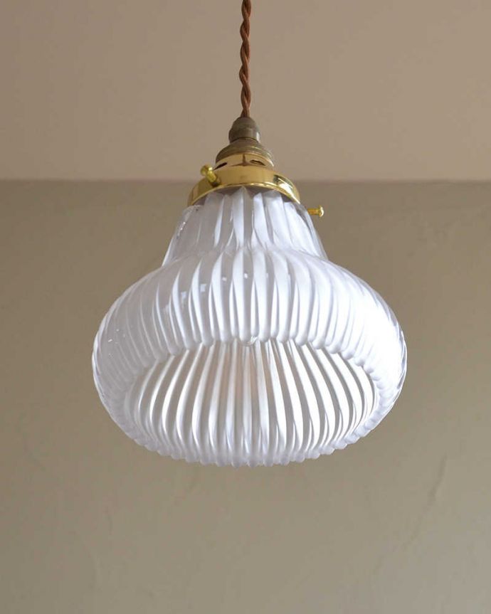 ペンダントライト　照明・ライティング　丸みのある可愛いデザイン、アンティークペンダントライト（コード・シャンデリア電球・ギャラリーD付き）。縦に入ったカッティングの模様が可愛いデザインです。(k-2035-z)