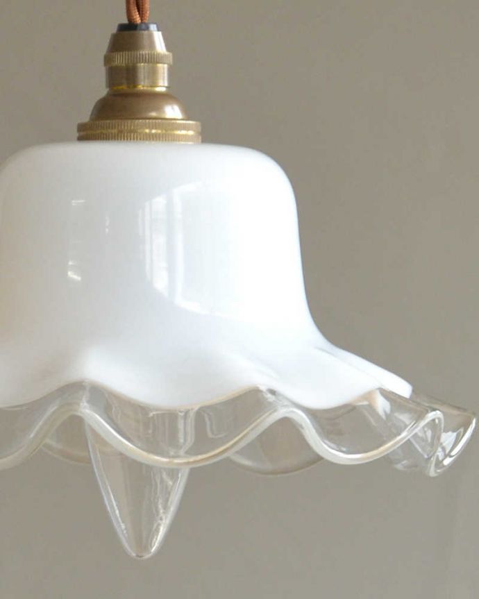 ペンダントライト 照明・ライティング ツートーンのアンティークガラスのペンダントライト(コード・シャンデリア電球・ギャラリーなし)。シェードは、アンティークのため、誤差があったり、キズ、汚れが入っている場合もあります。(k-2037-z)