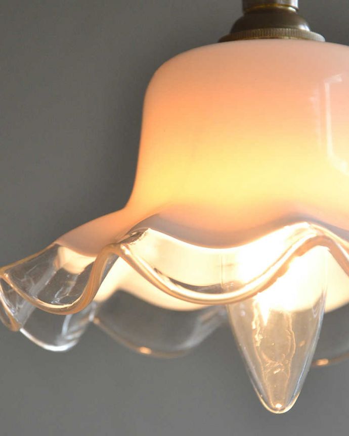 ペンダントライト 照明・ライティング ツートーンのアンティークガラスのペンダントライト(コード・シャンデリア電球・ギャラリーなし)。アンティークのミルクガラスは、光を通すとなんとも言えないステキな雰囲気でお部屋を照らしてくれます。(k-2037-z)