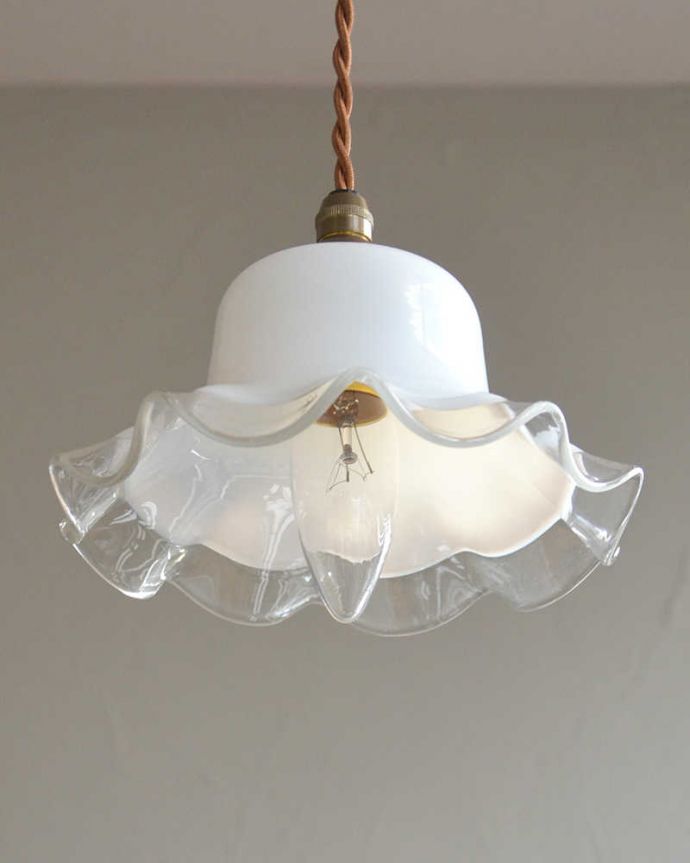 ペンダントライト 照明・ライティング ツートーンのアンティークガラスのペンダントライト(コード・シャンデリア電球・ギャラリーなし)。レースのような縁が可愛いです。(k-2037-z)