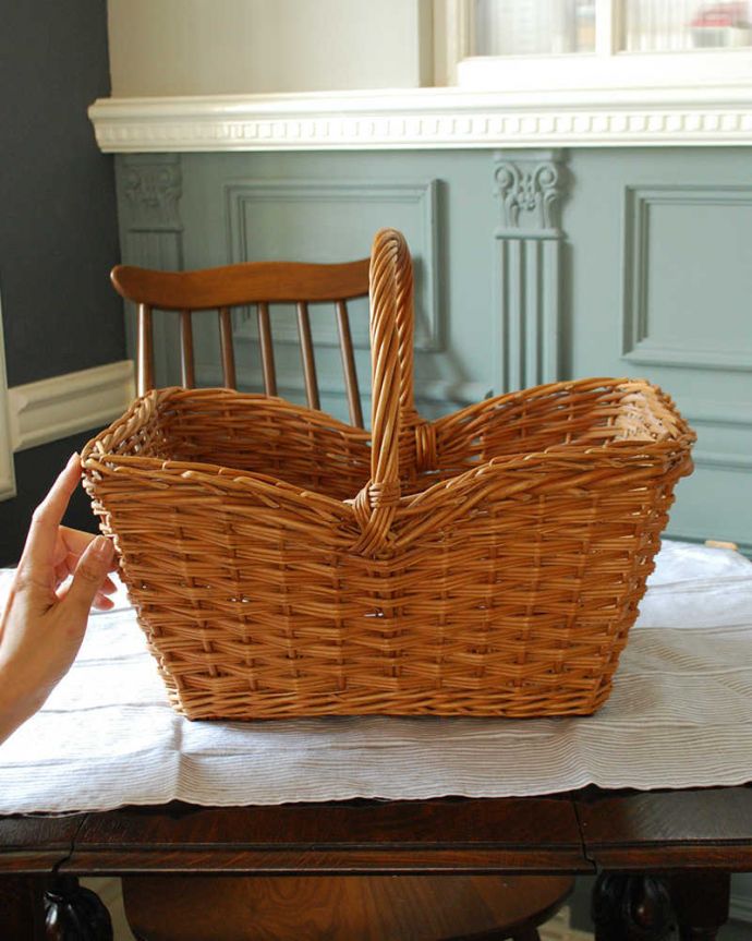 アンティーク その他の雑貨　アンティーク雑貨　カゴバックとしても可愛く使えるアンティークバスケット。お洒落な形がアンティークならではです。(k-2049-z)