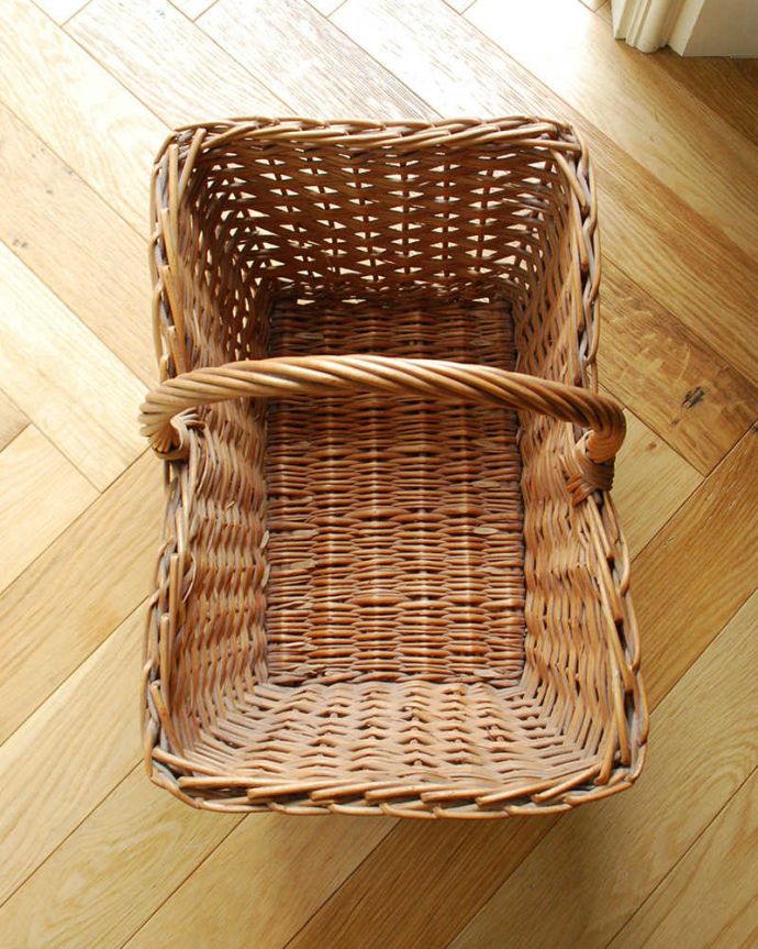 アンティーク その他の雑貨　アンティーク雑貨　カゴバックとしても可愛く使えるアンティークバスケット。アンティークなので多少のキズ・汚れがある場合があります。(k-2049-z)