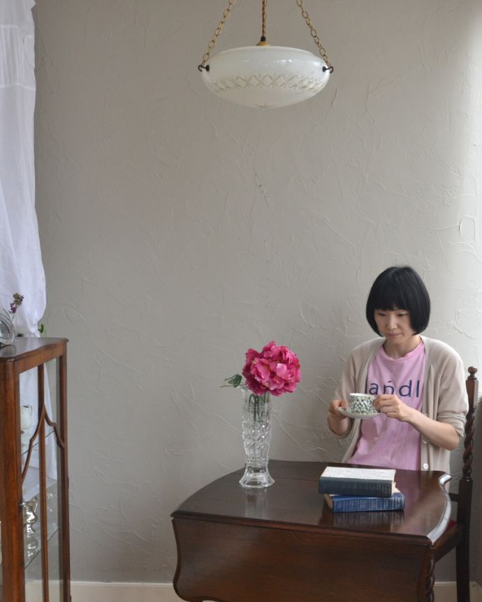 シャンデリア　照明・ライティング　切子グラスのようなデザインのイギリス輸入のアンティークハンギングボウル（Ｅ26球付）。こんなシャンデリアの下だと、本を読んだりお茶する時間がワクワクしそうです！。(k-2056-z)