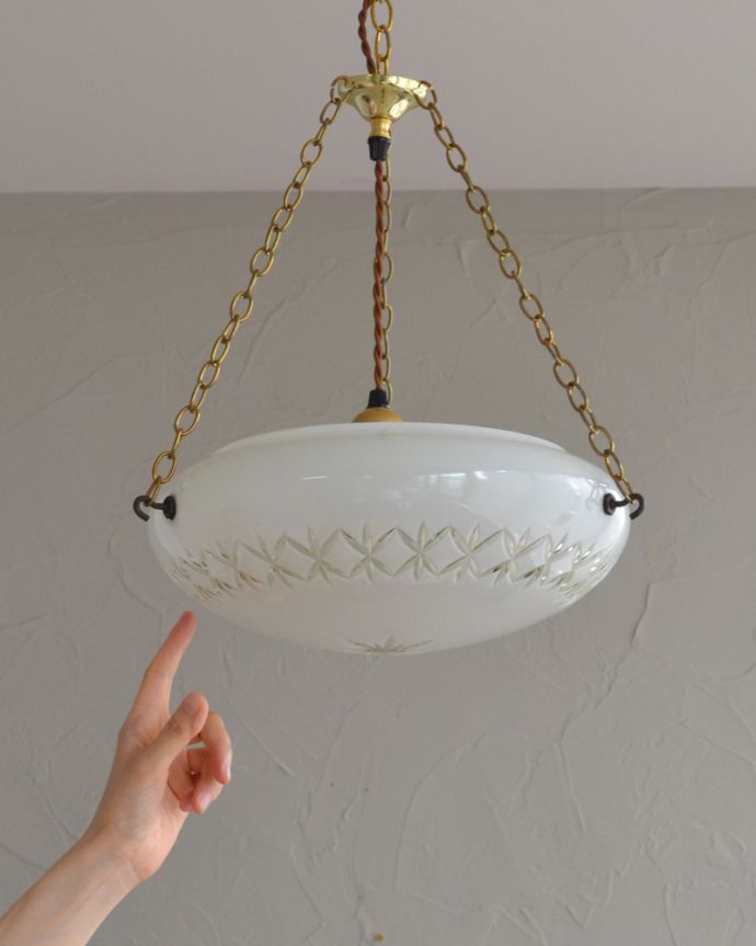 シャンデリア　照明・ライティング　切子グラスのようなデザインのイギリス輸入のアンティークハンギングボウル（Ｅ26球付）。引っ掛けシーリングのタイプに加工してお届けしますので、リビングやダイニングテーブルの上などお好きな場所に簡単に取り付けてみてください。(k-2056-z)