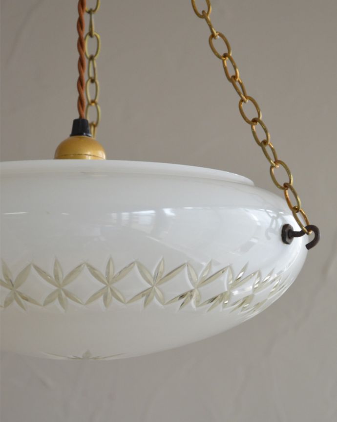 シャンデリア　照明・ライティング　切子グラスのようなデザインのイギリス輸入のアンティークハンギングボウル（Ｅ26球付）。昼間は灯りをつけなくても、太陽の光でキラキラと輝きます。(k-2056-z)