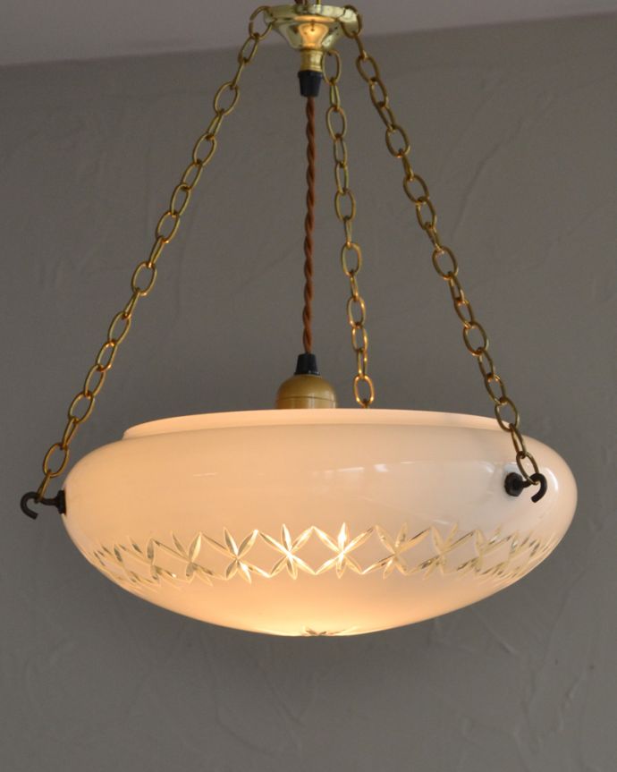 シャンデリア　照明・ライティング　切子グラスのようなデザインのイギリス輸入のアンティークハンギングボウル（Ｅ26球付）。灯りが灯るとさらにゴージャスな雰囲気になります。(k-2056-z)