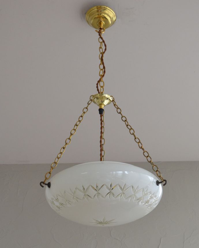 シャンデリア　照明・ライティング　切子グラスのようなデザインのイギリス輸入のアンティークハンギングボウル（Ｅ26球付）。真鍮のカバー付きです。(k-2056-z)