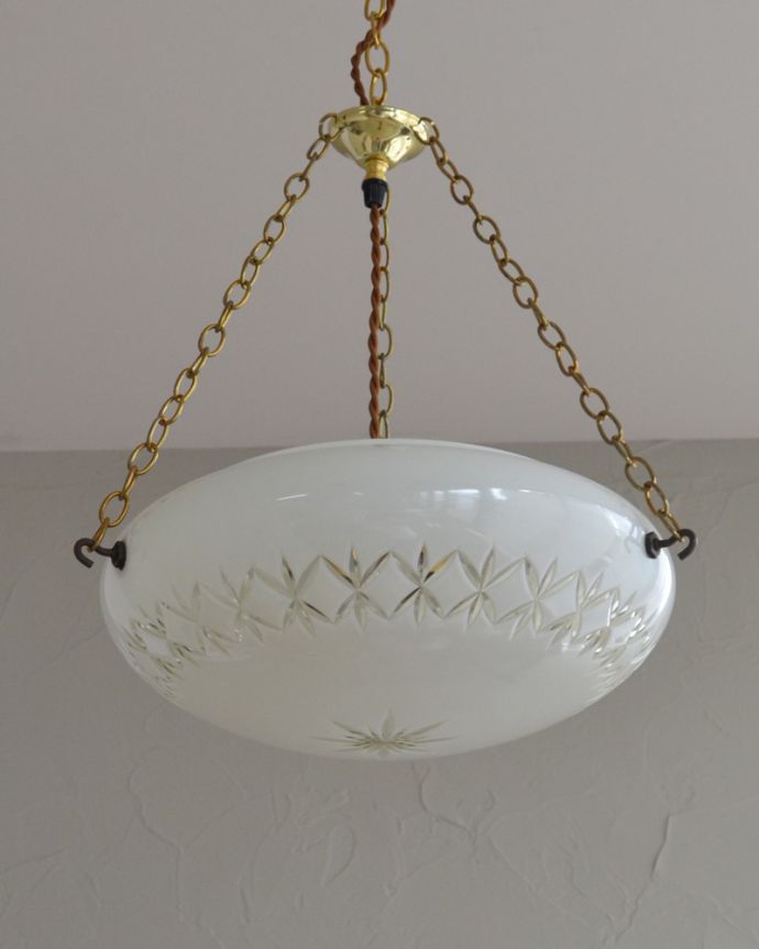 シャンデリア　照明・ライティング　切子グラスのようなデザインのイギリス輸入のアンティークハンギングボウル（Ｅ26球付）。ガラスには、写真に映らない多少の欠け・傷がある場合がありますが、使用上問題はありませんので、ご了承下さい。(k-2056-z)