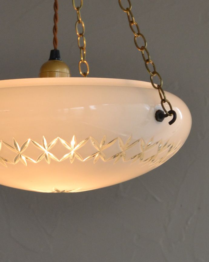 シャンデリア　照明・ライティング　切子グラスのようなデザインのイギリス輸入のアンティークハンギングボウル（Ｅ26球付）。ガラスの模様が浮き上がり、ロマンチックです。(k-2056-z)