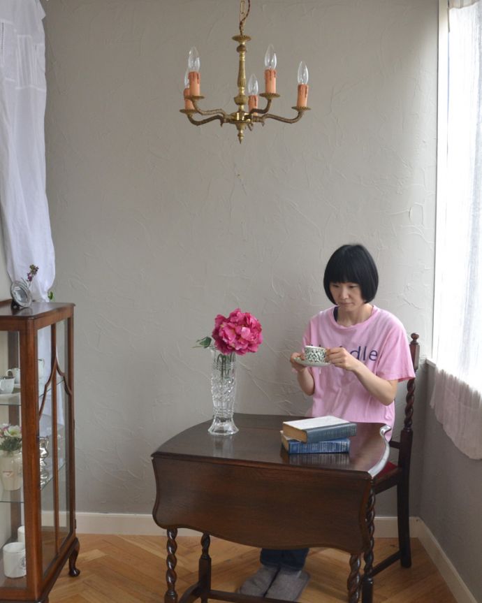 シャンデリア 照明・ライティング 上品な真鍮製シャンデリア、イギリスで見つけたアンティーク照明(5灯)(E17シャンデリア球付)。こんなシャンデリアの下だと、本を読んだりお茶する時間がワクワクしそうです!。(k-2059-z)