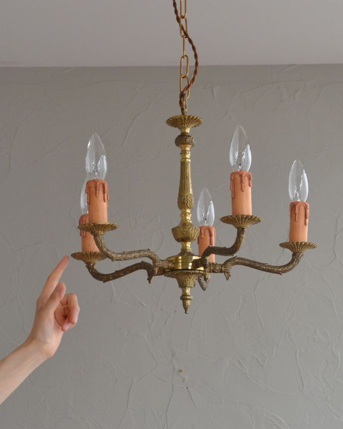 シャンデリア 照明・ライティング 上品な真鍮製シャンデリア、イギリスで見つけたアンティーク照明(5灯)(E17シャンデリア球付)。引っ掛けシーリングのタイプに加工してお届けしますので、リビングやダイニングテーブルの上などお好きな場所に簡単に取り付けてみてください。(k-2059-z)