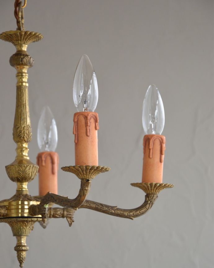 シャンデリア 照明・ライティング 上品な真鍮製シャンデリア、イギリスで見つけたアンティーク照明(5灯)(E17シャンデリア球付)。昼間は灯りをつけなくても、太陽の光でキラキラと輝きます。(k-2059-z)