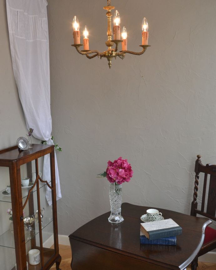 シャンデリア 照明・ライティング 上品な真鍮製シャンデリア、イギリスで見つけたアンティーク照明(5灯)(E17シャンデリア球付)。お部屋の主役になるほどの存在感です。(k-2059-z)